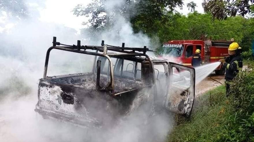 Queman un vehículo de Afinia en Sahagún