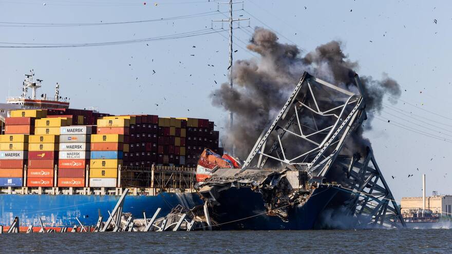 Demuelen parte del puente de Baltimore con detonaciones en lugares estratégicos