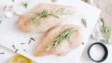 Receta fácil para preparar pechugas de pollo marinadas a las finas hierbas