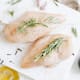 Receta fácil para preparar pechugas de pollo marinadas a las finas hierbas