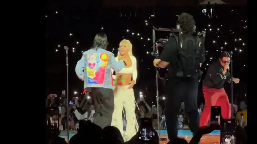 Karol G cantó a ritmo de salsa junto a Servando y Florentino en Venezuela