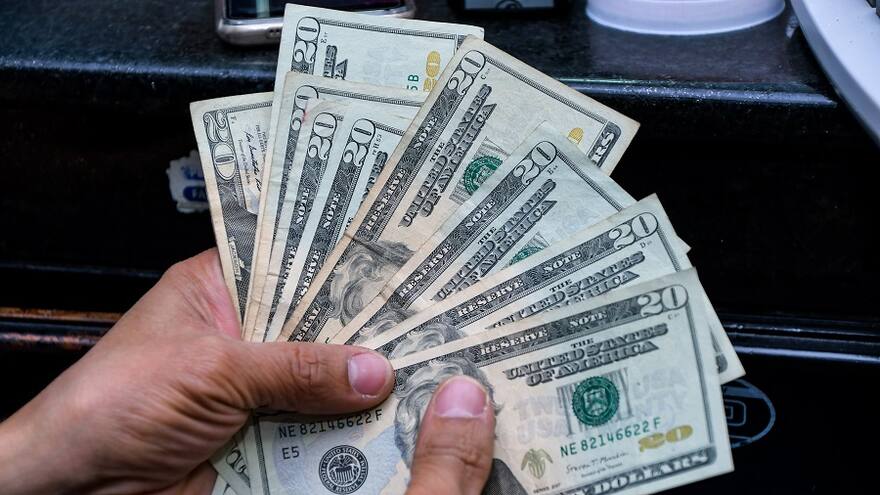 Dólar toca su precio mínimo en este año