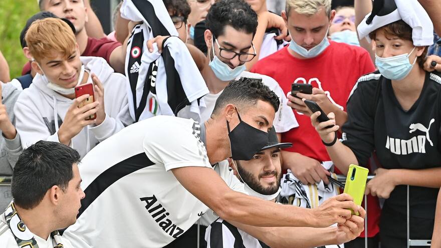 Cristiano Ronaldo, ovacionado en su regreso al centro deportivo del Juventus