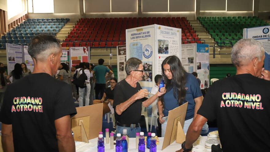 Ex habitantes de calle participaron en feria de emprendimientos