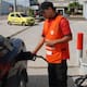 Los pros y contras del anuncio de bajar precio de la gasolina en $300