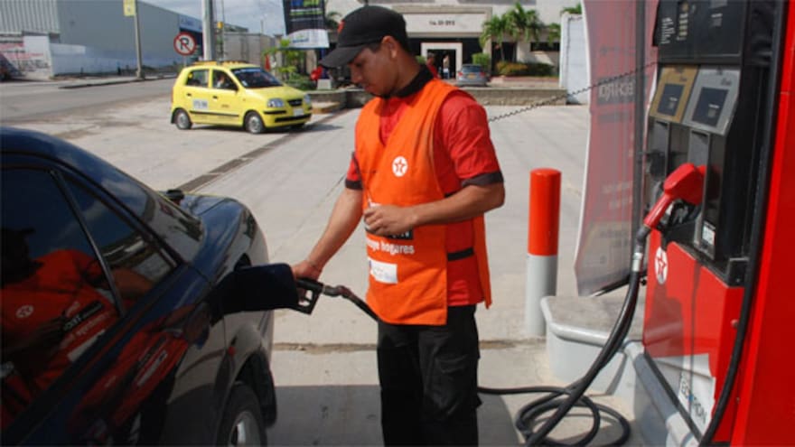 Los pros y contras del anuncio de bajar precio de la gasolina en $300