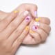 Sal de la rutina con una manicura colorida