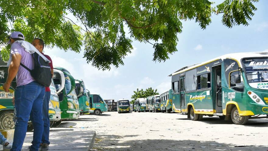 Usuarios afectados por cese de actividades de buses Lolaya