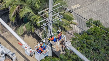 Más de 180 familias de Riohacha se benefician con modernización eléctrica en Brisas del Mar