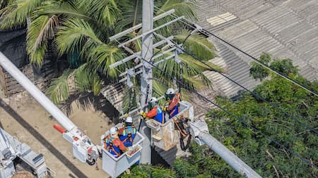 Más de 180 familias de Riohacha se benefician con modernización eléctrica en Brisas del Mar