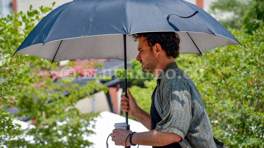 Serie de Netflix en Barranquilla: Manolo Cardona y Juana Acosta posaron en Mallorquín