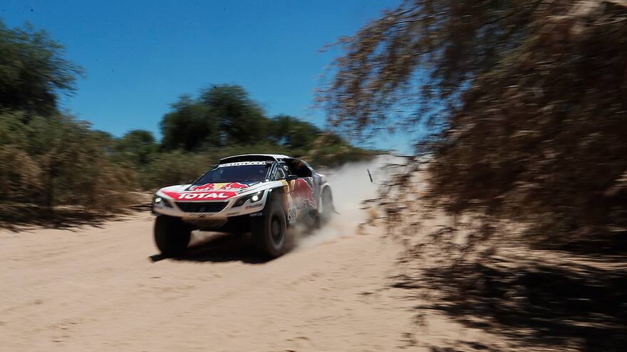 Loeb gana segunda etapa de coches y es el nuevo líder del Dakar