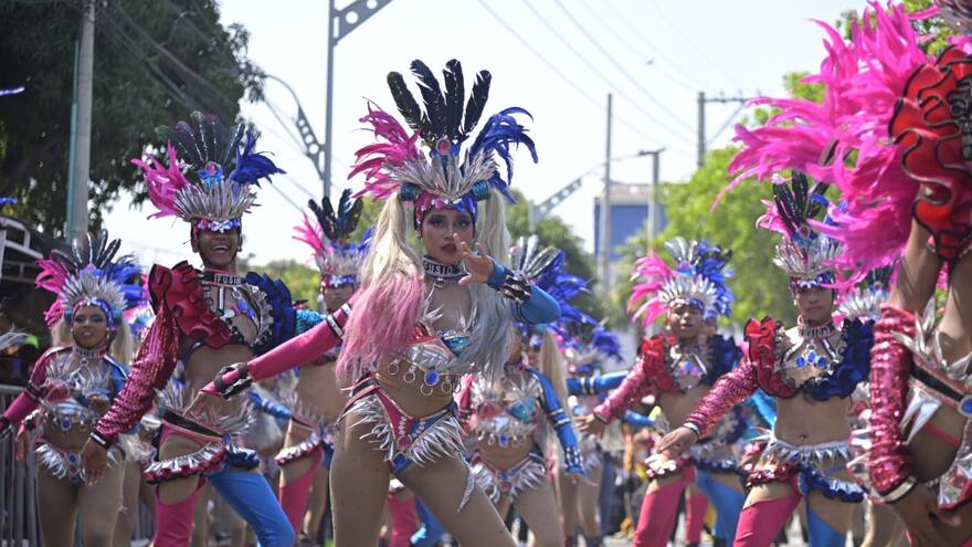 El Carnaval volvió a conquistar la carrera 8