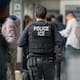 Agentes del ICE arrestan a un hombre en un hospital de Nueva York generando caos en la ciudad