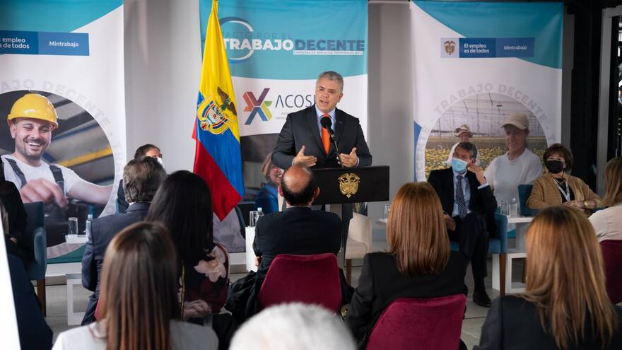 Gobierno y Acoset firman pacto para promover el empleo formal