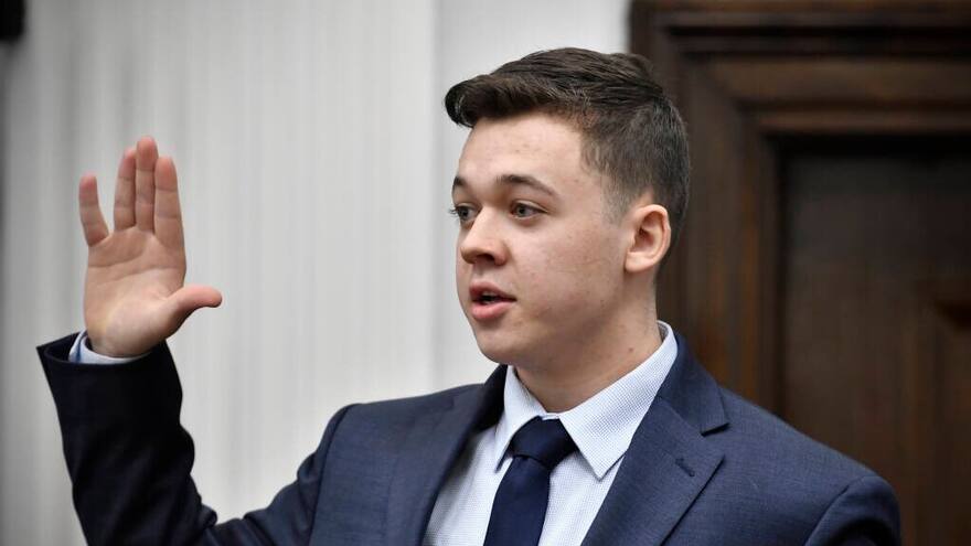 Kyle Rittenhouse es absuelto de todos los cargos en el tiroteo en Kenosha