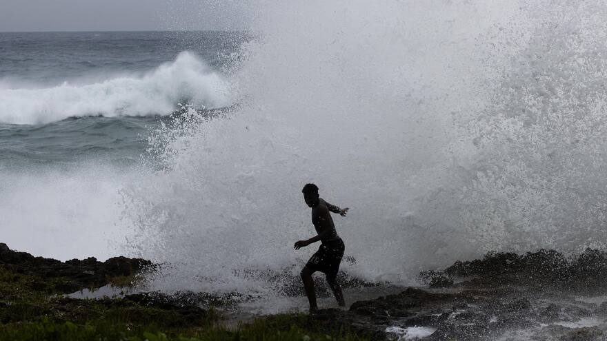 Huracán Beryl se ha debilitado a categoría 3 en su paso por el mar Caribe