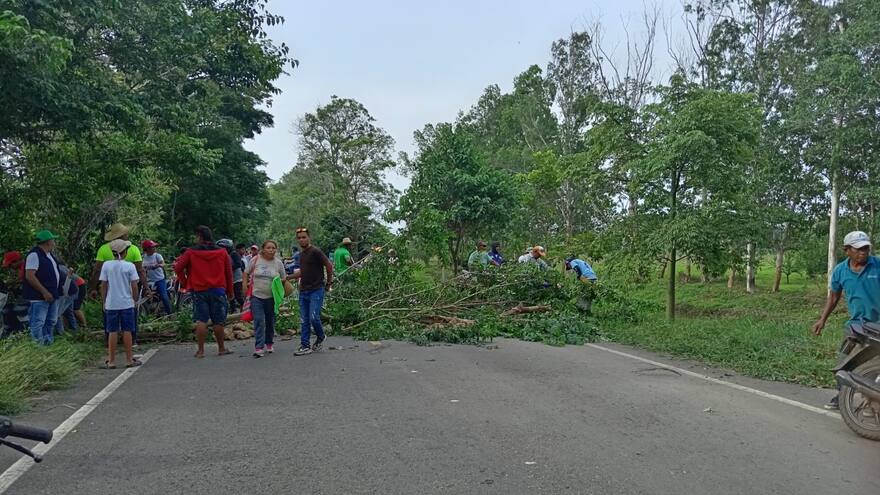 Campesinos bloquean vía en Sucre por rechazo a la no entrega de la hacienda Simba