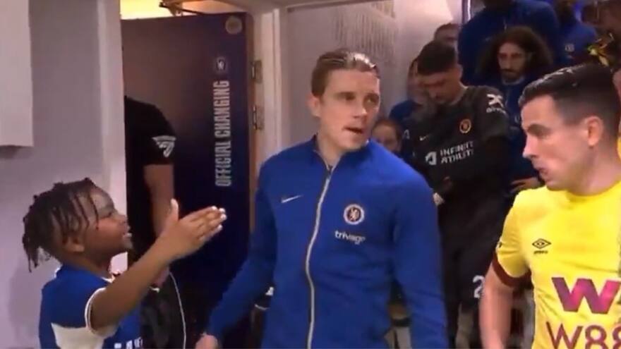 Jugador de Chelsea causa polémica por no saludar a niño: lo acusan de racista