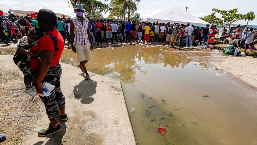 Defensoría alertó represamiento de migrantes en Urabá tras cese de transporte