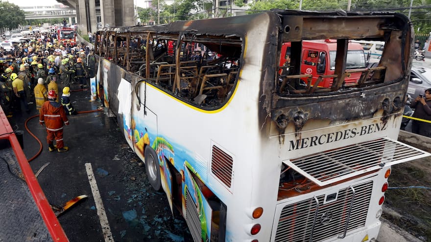 Tragedia en Tailandia: al menos 23 estudiantes murieron calcinados en accidente de bus escolar