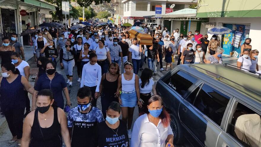 Claman justicia en sepelio de mujer asesinada para robarle un celular