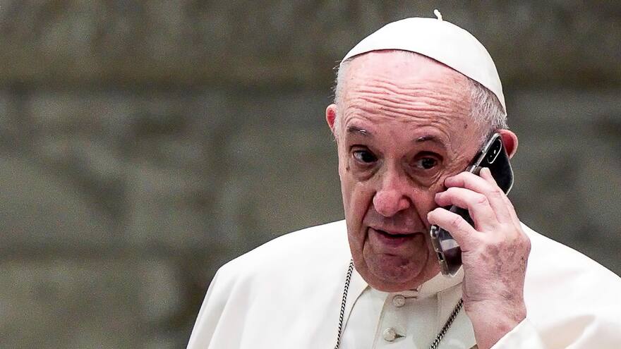 La inquietante llamada que recibió el papa Francisco en plena misa