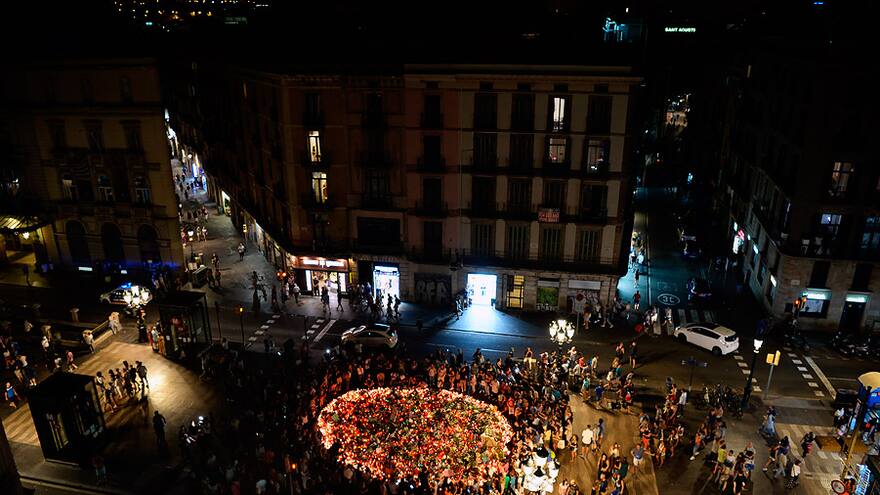 Barcelona: Las Ramblas se llena de flores y de aplausos, tras los atentados