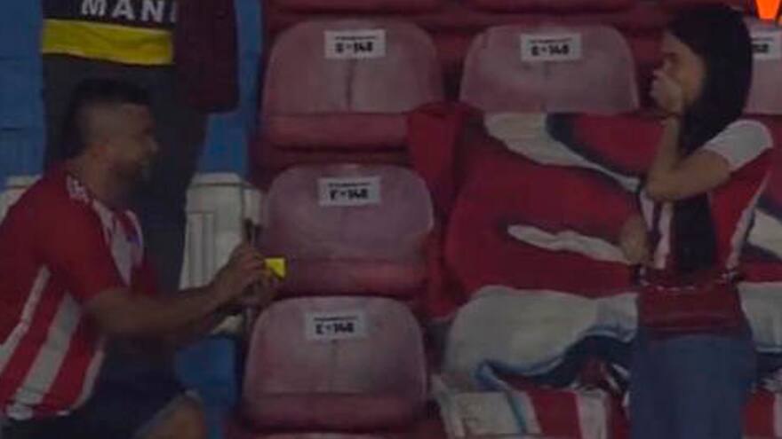 Hombre hizo propuesta de matrimonio durante partido de Junior