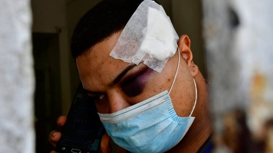 Agredido por De Alba salió de la clínica, pero no tiene cómo pagar la cuenta