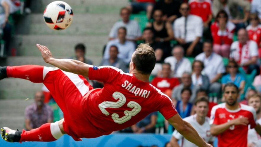 Shaqiri marca el mejor gol de la Eurocopa