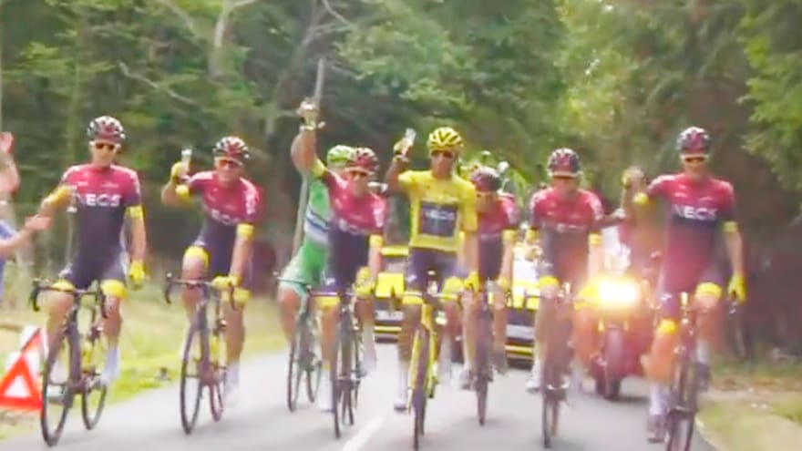 En video | ¡Salud! Egan Bernal y su pelotón brindan en los Campos Elíseos