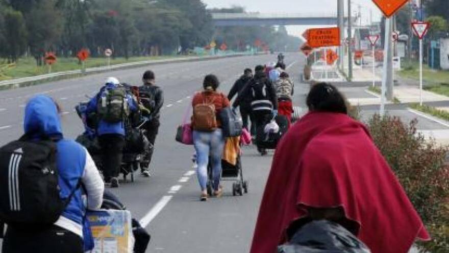 Unos 200 venezolanos retornan en confusa jornada en la frontera con Colombia