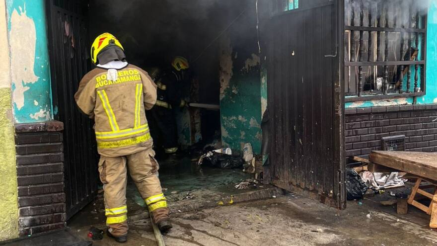 Emergencia en Bucaramanga: Hombre incendia una vivienda con personas adentro tras discutir con su pareja