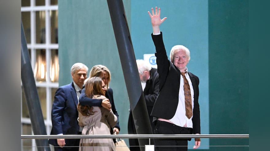 Assange llegó a Australia tras formalizar libertad con la justicia de EE. UU.