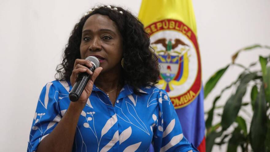 'La exministra no firmó esos contratos': defensa de Urrutia