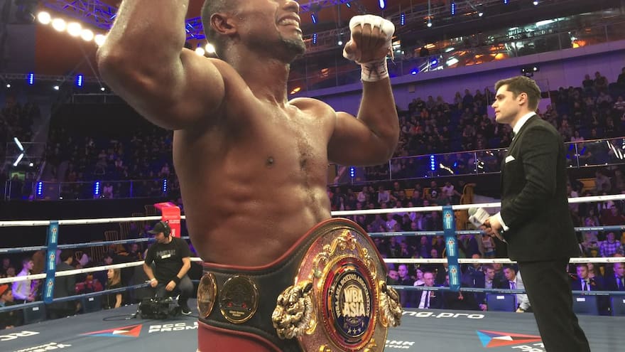 Déiner Berrío, campeón del título Asia de la AMB de los pesos ligeros