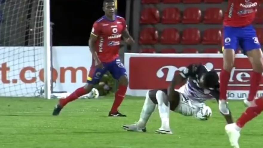 Choque de Dany Rosero en partido ante Pasto
