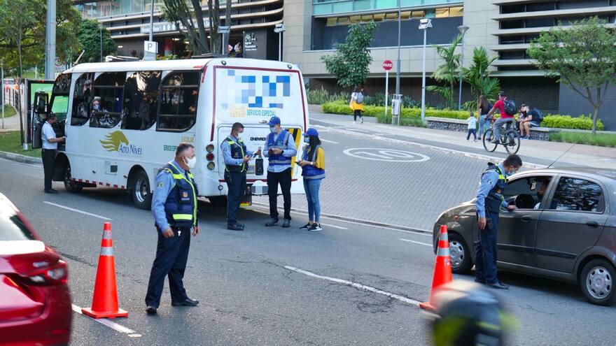 Investigan a 10 secretarías de tránsito por omitir controles a informalidad