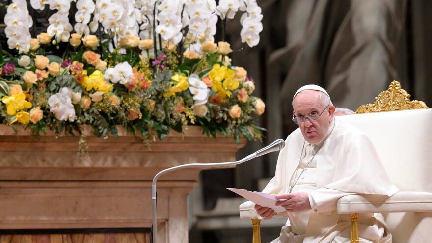 El papa no pudo oficiar la Vigilia Pascual por su dolor en la rodilla