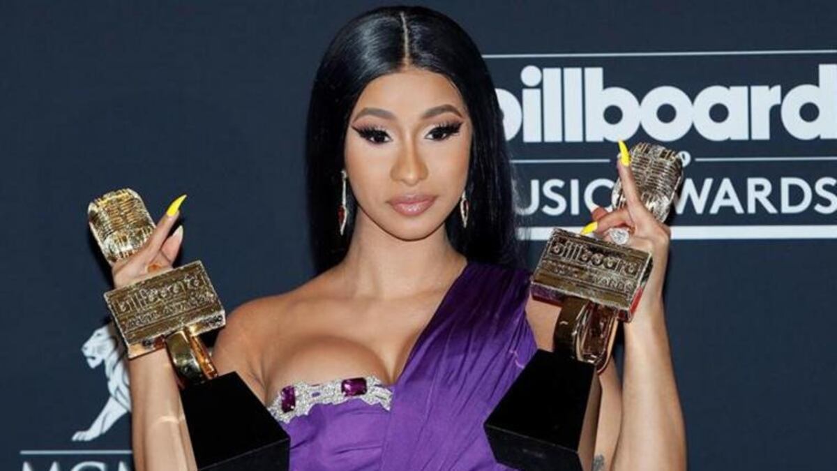 Cardi B protagoniza campaña de Yahoo que busca resolver el caos del correo electrónico