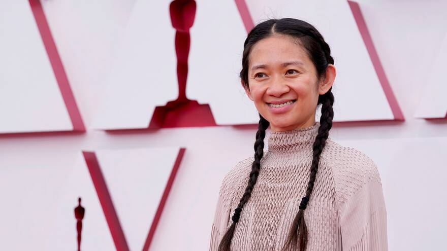 Chloé Zhao alza el galardón de Mejor dirección por ‘Nomadland’