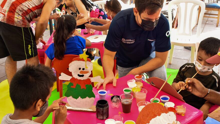 Con arte navideño, niños y artesanos se unen en La Esquina del Arte