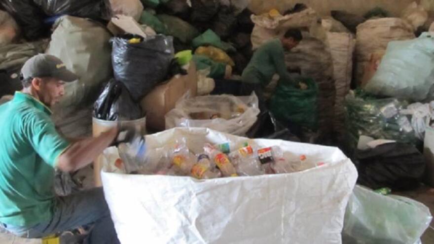 Empresas de bebidas entregarán 1.100 bonos de mercado a recicladores