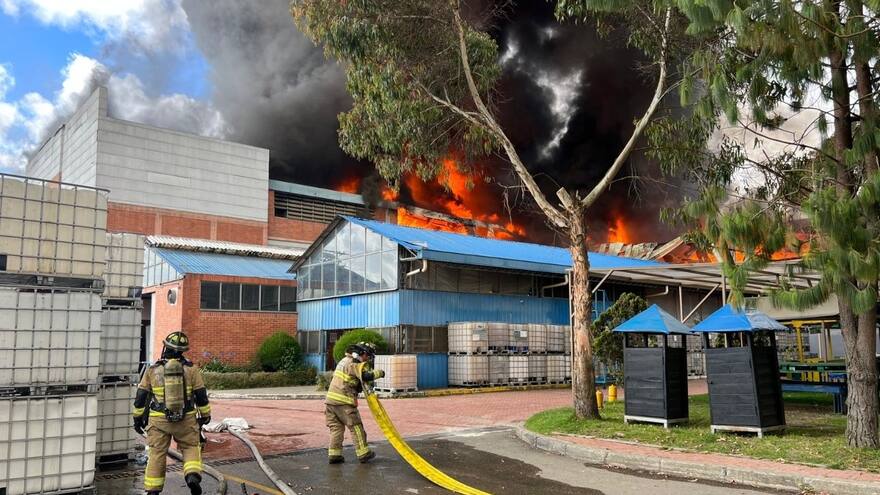 Dueño de fábrica de colchones que se incendió en Bogotá dijo que duele ver el trabajo de 35 años convertido en cenizas