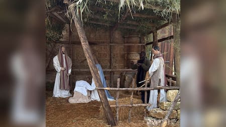 Sorprenden a un prófugo de la justicia mimetizado en un pesebre navideño de tamaño real: “Decía que era su casa”
