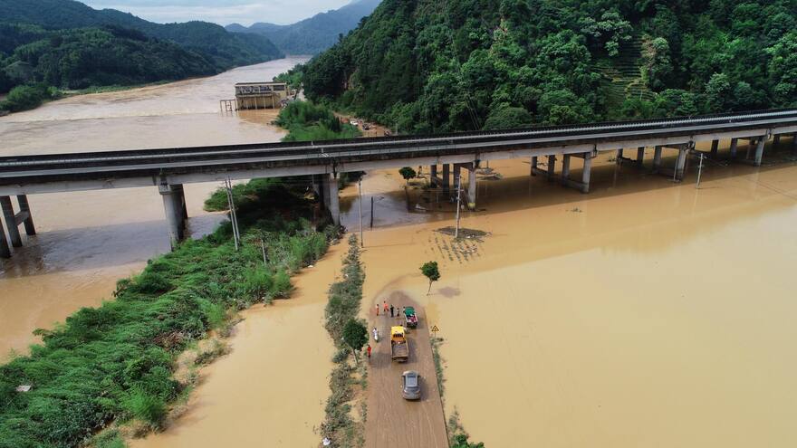 Más de 100 mil damnificados tras inundaciones en China