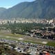 Principal aeropuerto militar de Caracas, con restos de fuego y daños en vallado tras explosiones