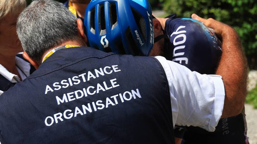 Esteban Chaves se retiró del Tour de Francia tras caída masiva