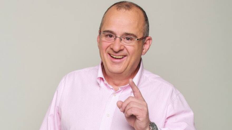 Alejandro Ávila, el hombre que asegura ser el hijo no reconocido de Jota Mario Valencia. ¿Se parecen?